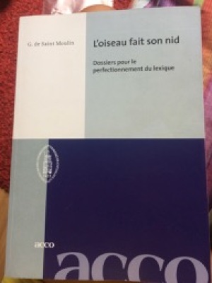 L'oiseau fait son nid