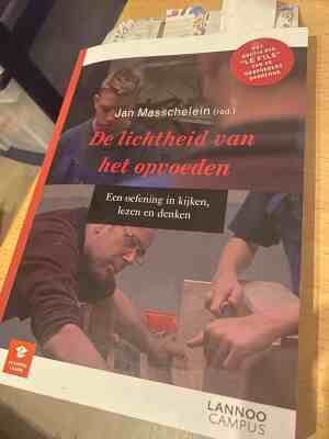 De lichtheid van het opvoeden. Een oefening in kijken, lezen en denken.
