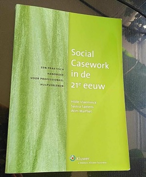 Social Casework in de 21ste eeuw. Een praktisch handboek voor professioneel hulpverlenen.