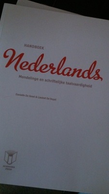 Handboek Nederlands. Mondelinge en schriftelijke vaardigheid (handboek)